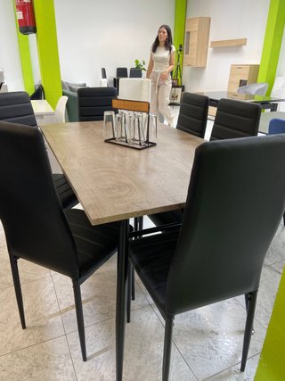 Mesa madera moderna con 6 sillas negras