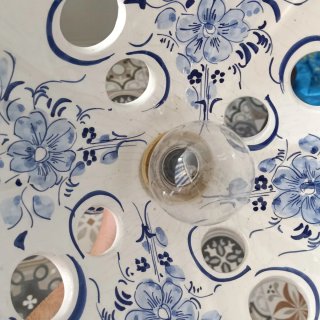 Lámpara cerámica colgante flores azules