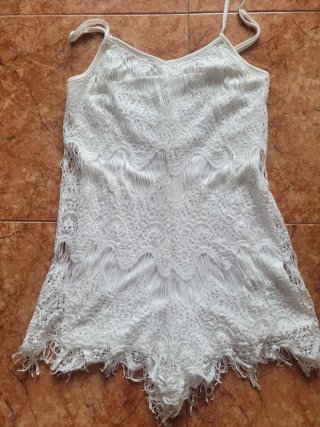 Mono blanco encaje con flecos