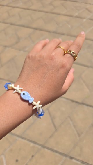 Pulsera artesanal pez azul y estrellas