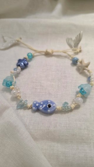 Pulsera artesanal pez azul y estrellas