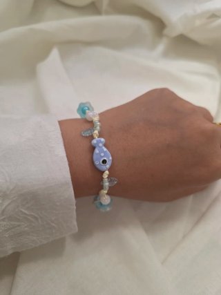 Pulsera artesanal pez azul y estrellas