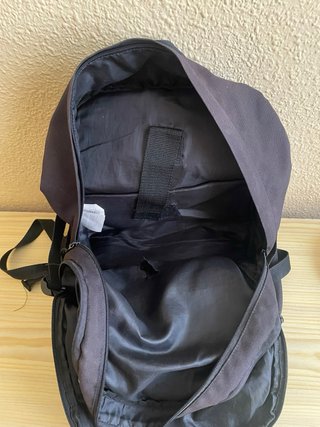 Mochila negra con 4 bolsillos