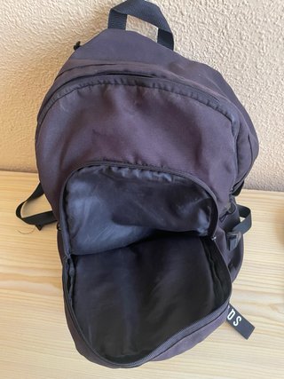 Mochila negra con 4 bolsillos