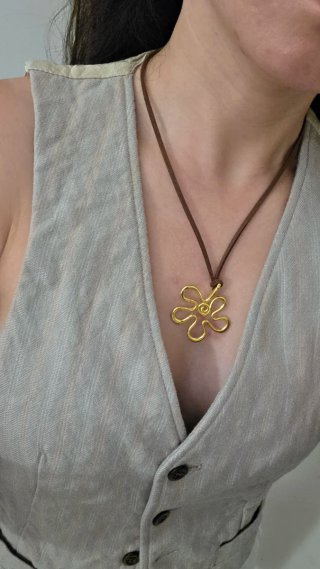 Collar Artesanal Ajustable Flor Dorado
