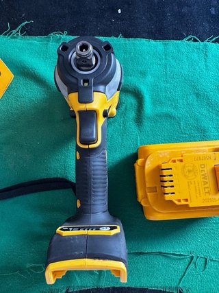 Chave de Impacto DeWalt DCF922 + Bateria T151