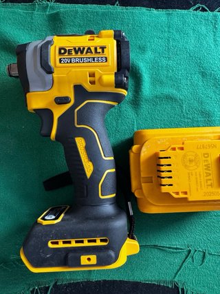 Chave de Impacto DeWalt DCF922 + Bateria T151