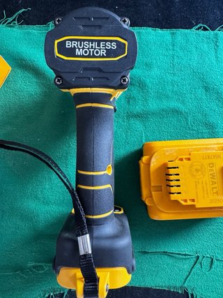 Chave de Impacto DeWalt DCF922 + Bateria T151
