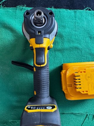 Chave de Impacto DeWalt DCF922 + Bateria T151