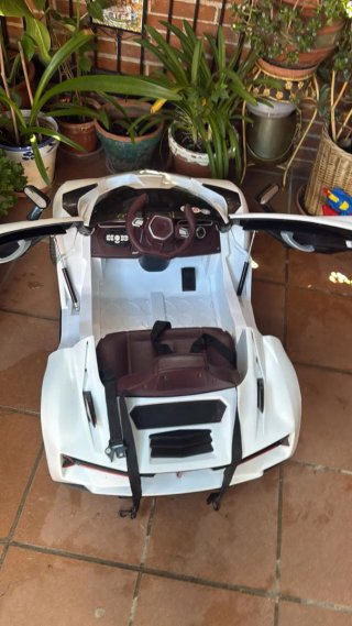Coche eléctrico infantil semi nuevo