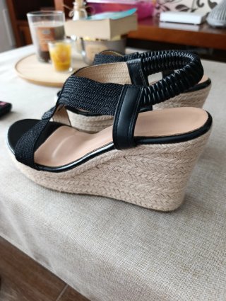 Sandalias cuña negras y beige