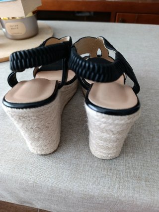 Sandalias cuña negras y beige