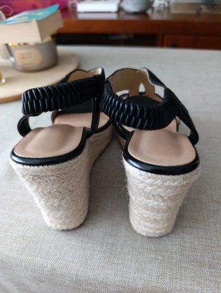 Sandalias cuña negras y beige