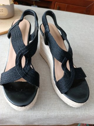 Sandalias cuña negras y beige