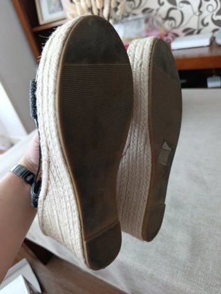 Sandalias cuña negras y beige