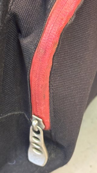 Bolsa Plano Preta com Cruz Cinza