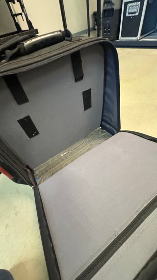 Bolsa Plano Preta com Cruz Cinza