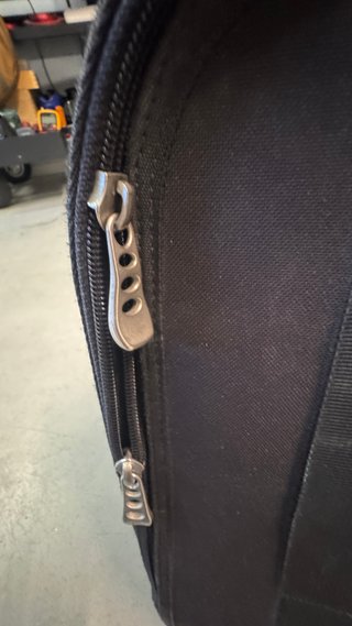 Bolsa Plano Preta com Cruz Cinza