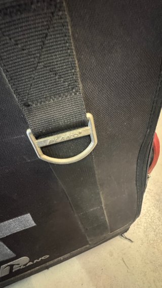 Bolsa Plano Preta com Cruz Cinza