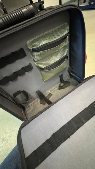 Bolsa Plano Preta com Cruz Cinza