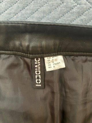 Falda cuero negra botones