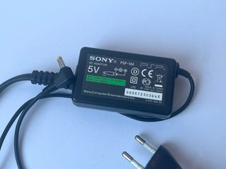 Sony PSP 1004 Negra + Cargador Original
