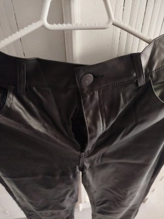 Pantalón efecto piel negro