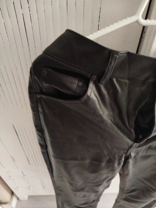 Pantalón efecto piel negro