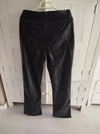 Pantalón efecto piel negro