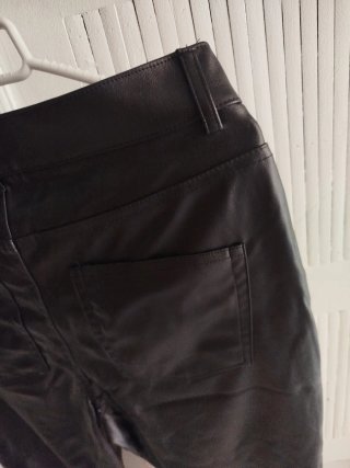Pantalón efecto piel negro