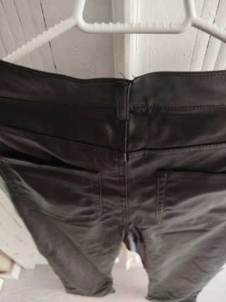 Pantalón efecto piel negro
