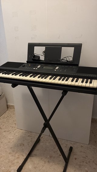 Teclado Yamaha con soporte