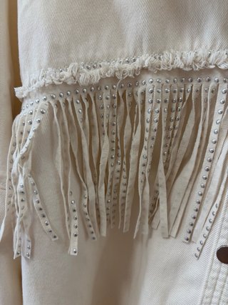 Chaqueta denim vaquera beige Zara flecos talla XS.