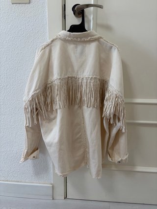 Chaqueta denim vaquera beige Zara flecos talla XS.