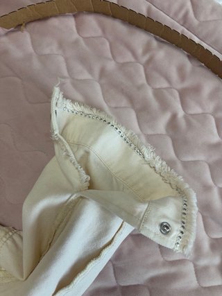 Chaqueta denim vaquera beige Zara flecos talla XS.