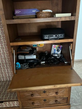 Mueble de madera con puertas y cajones
