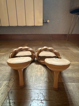 Sandalias tacón Stradivarius beige