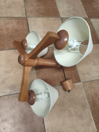 Lámpara de madera y tela
