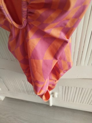 Bañador Zara escotado naranja y rosa