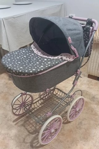 Carrito de bebé gris con estrellas de niña de jugu