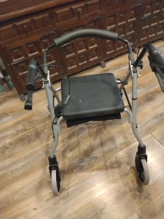 Silla de ruedas andador con frenos