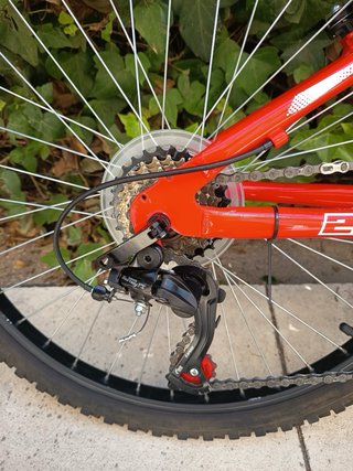 Bicicleta Rockrider 24 roja.