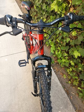 Bicicleta Rockrider 24 roja.