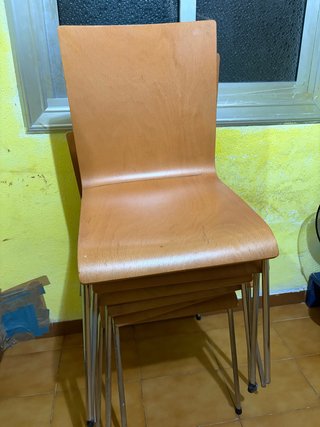 Sillas de madera y metal apilables
