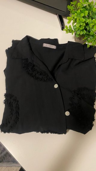 Camisa negra con detalles deshilachados