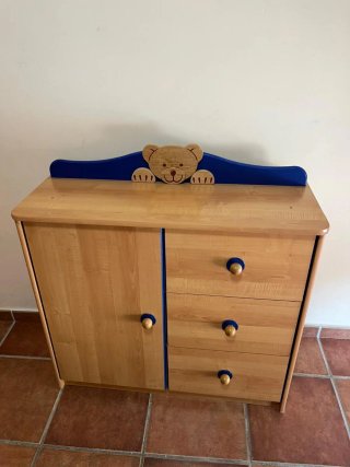 Armario y cómoda infantil de madera