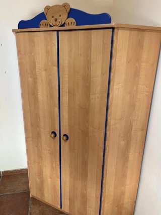 Armario y cómoda infantil de madera