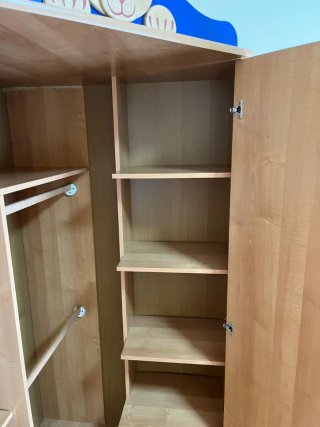 Armario y cómoda infantil de madera