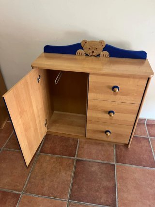 Armario y cómoda infantil de madera