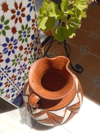 Cántaro de barro decorado